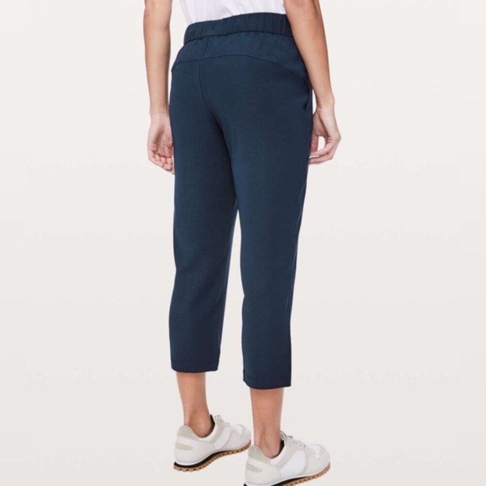 Lululemon On The Fly Crop *Woven 23" True Navy